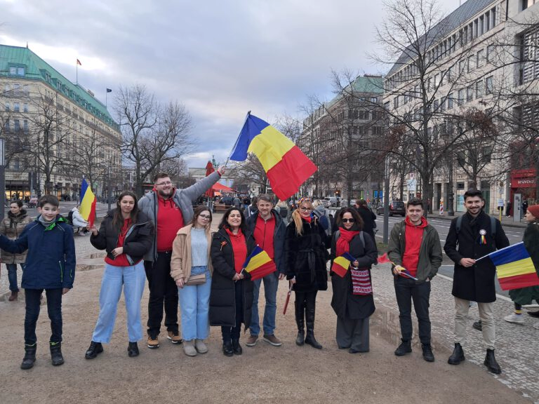 Mitglieder und Freunde der Akademie Rapsodia mit rumänischen Flaggen in Berlin